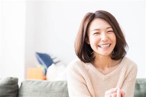 よく 笑う 年 上 女性|よく笑う女性に対する男性心理とは？モテる笑い方.